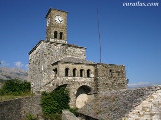 Gjirokastër, le clocher de la citadelle Gjirokastër, le clocher de la citadelle