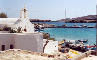 Karavostassi - chapelle Agios Artemios et caïques