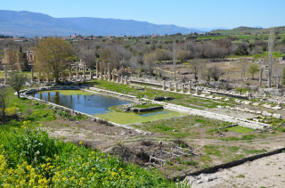 L'Agora et son Portique