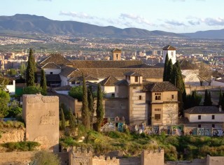 L'Alhambra de Grenade à la tombée du jour