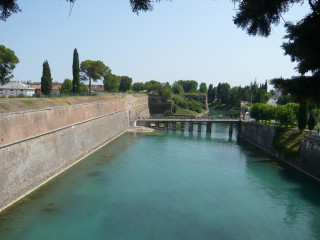 La cité fortifiée de Peschiera del Garda...