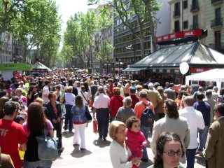 Las Ramblas de Barcelone envahies par les...