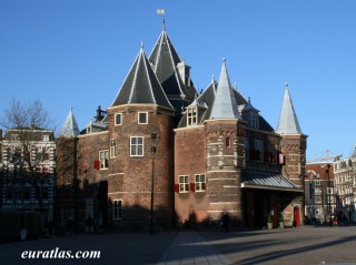 Le Waag d'Amsterdam, une ancienne porte de la...