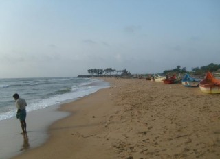 Le bord de mer, déconseillé à la baignade, le...