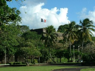 Le fort St Louis vu depuis la place de la savane Le fort St Louis vu depuis la place de la savane