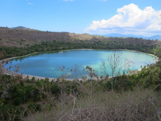 Le lac de cratère Dziani