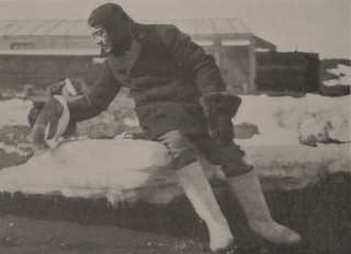 Le lieutenant de vaisseau Rennick et un pingouin...