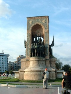 Le monument républicain de la place Taksim (1928) Le monument républicain de la place Taksim (1928)