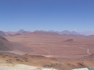 Le plateau de Chajnantor dans le désert de...