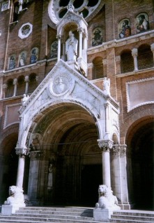 Le portail de la nouvelle synagogue