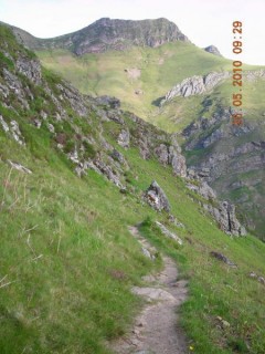Le sentier, à flanc de montagne, se rétrécie de...