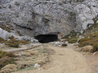 L'entrée de la grotte du mont Ida