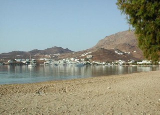 Livadi - plage et vue sur le port