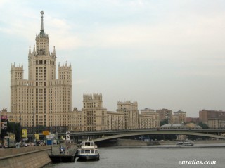 Moscou, un immeuble de style stalinien dit...