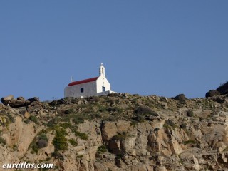 Mykonos, une chapelle à toit rouge