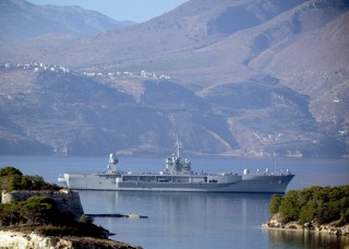 Navire de l'OTAN entrant dans golfe de Souda
