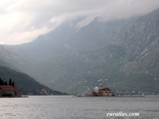 Notre-Dame-des-Rochers vue de Perast