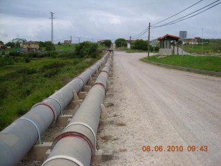 Nous longeons une canalisation (pipe-line) qui...