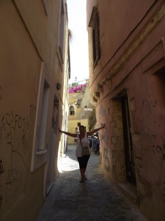 On peut dire une ruelle étroite