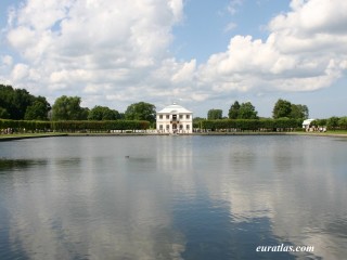 Pavillon de Catherine dans les jardins de Peterhof