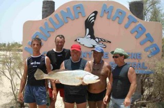 Pêcheurs heureux au campement de pêche Hakuna...
