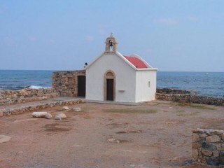 Petite chapelle près de la mer