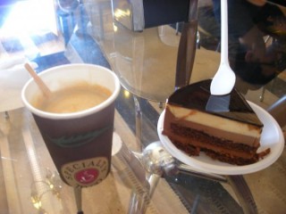 Petite collation à la cafétéria.