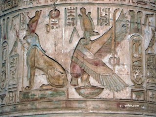 Reliefs polychrome sur un pilier du temple de Kôm... Reliefs polychrome sur un pilier du temple de Kôm...