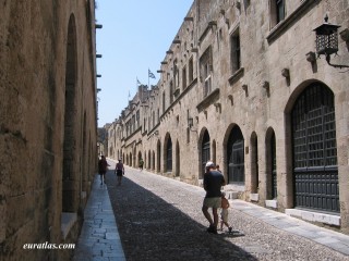 Rhodes, la rue des Chevaliers dans la ville médiévale Rhodes, la rue des Chevaliers dans la ville médiévale