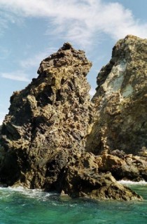 Rocher surgissant de l'eau
