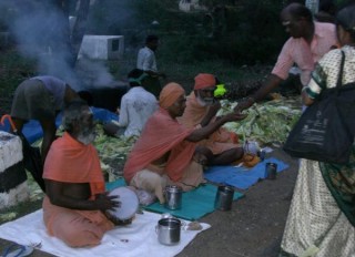 Sadhus priant en chantant en échange de quelques...