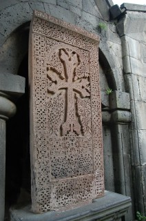 Sanahin, la croix de pierre (ou khatchkar) Sanahin, la croix de pierre (ou khatchkar)