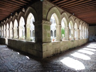 Sarria la belle, monastère aux lignes...