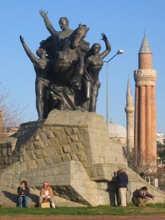 Statue d'Atatürk et la jeunesse turque Statue d'Atatürk et la jeunesse turque