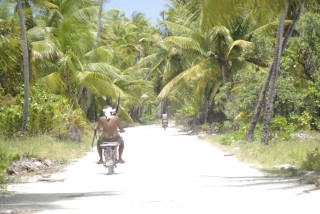 Sur la route à Abemama
