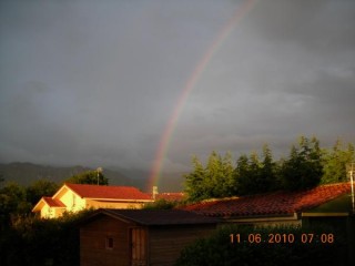 Un bel arc en ciel nous appelle sur le chemin.