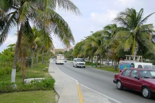 Le boulevard Kukulcan bordé de palmiers
