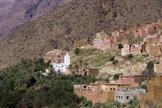Un village et sa mosquée sur les monts Atlas