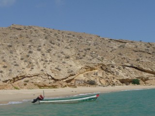 Une embarcation en bord de plage