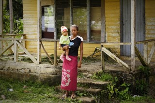 Une habitante sur le pas de sa porte (Ovalau)