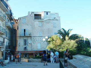 Une place à Bonifacio