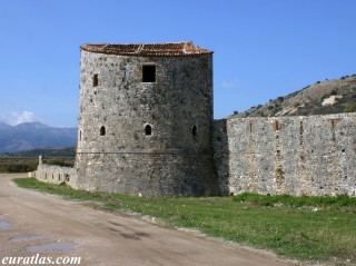 Une tour de la forteresse du triangle à Butrint Une tour de la forteresse du triangle à Butrint