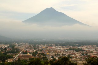 Volcan Agua au dessus d'Antigua 