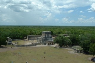Vue sur le terrain et le temple des jaguars