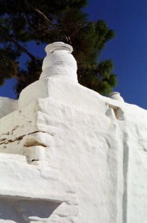  Mur et pot de cheminée blancs