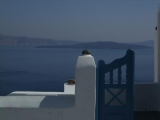 à oia... le volcan apparait derriére une porte