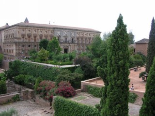 Vue extérieure du Palais de Charles Quint