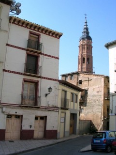 Calatayud : vue depuis une rue du centre ville Calatayud : vue depuis une rue du centre ville