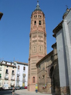 Vue du clocher mudéjar de l'église Santa... Vue du clocher mudéjar de l'église Santa...