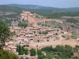 Vue du village d'Alquezar dans les Pyrénées...